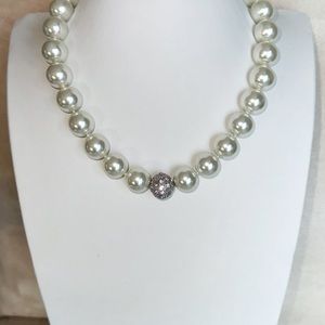 RhinestoneCrystals & Pearls Necklace,bar style closure,silver hardware
~16”